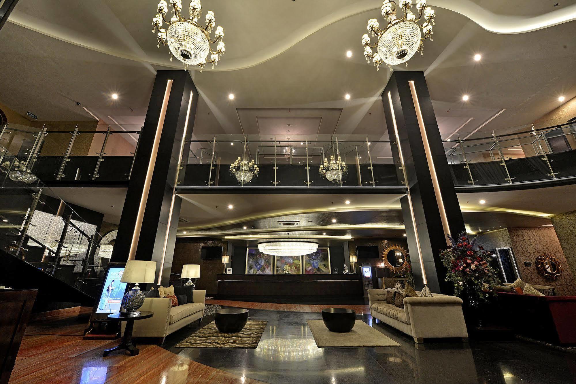 Amaroossa Grande Hotel Bekasi Exterior photo